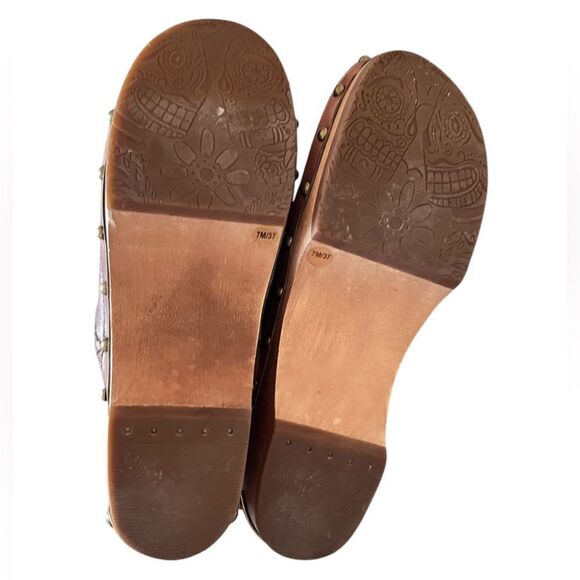 Lucky Brand Peace Sign Leather Wooden Clogs - Picture 7 of 7